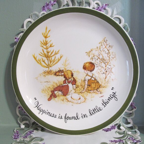 Holly Hobbie Collector's Edition Plate 1972 Happiness is Found in Little Things - Picture 2 of 7